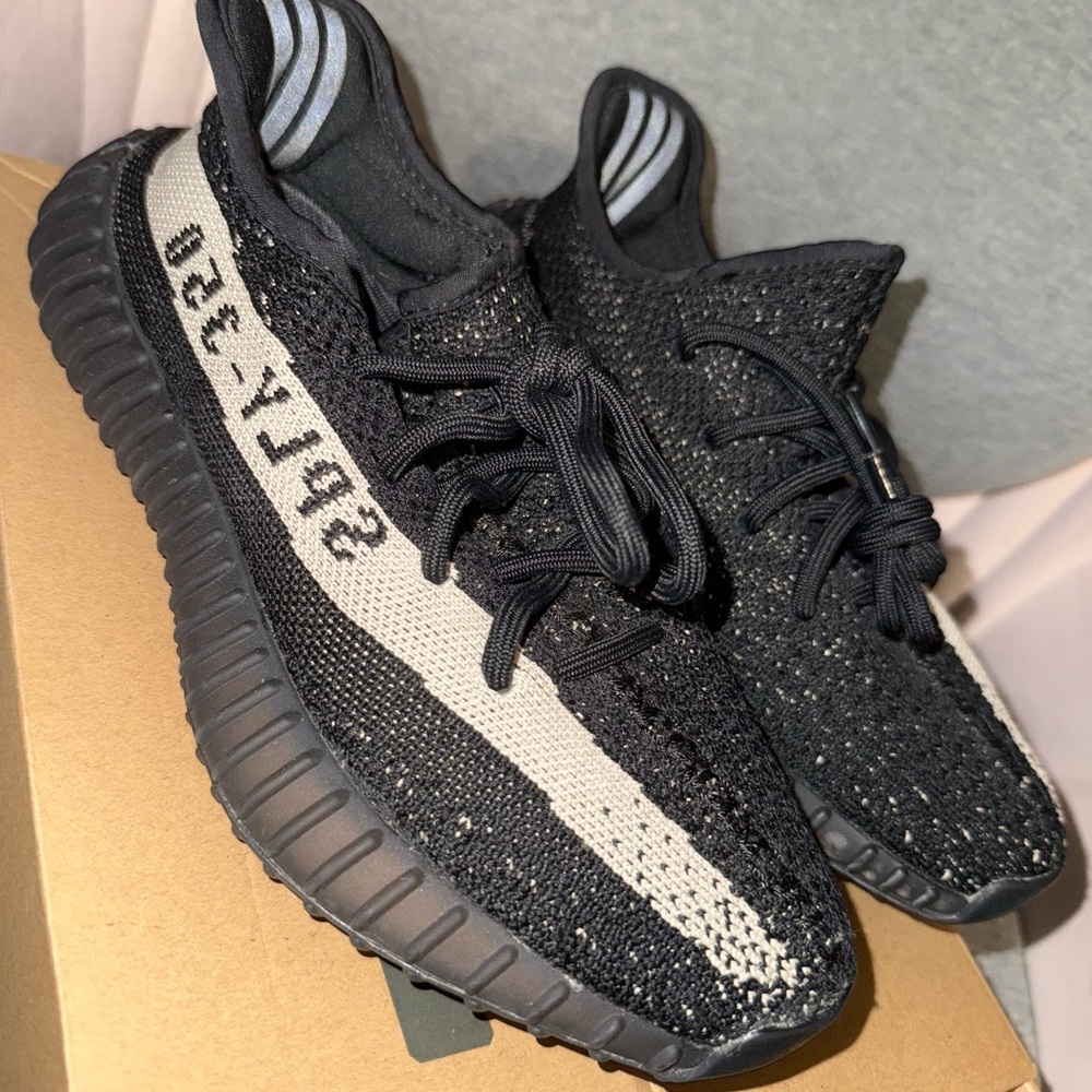 Yeezy “OREO’s” Black and White Sneakers! 🖤🤍